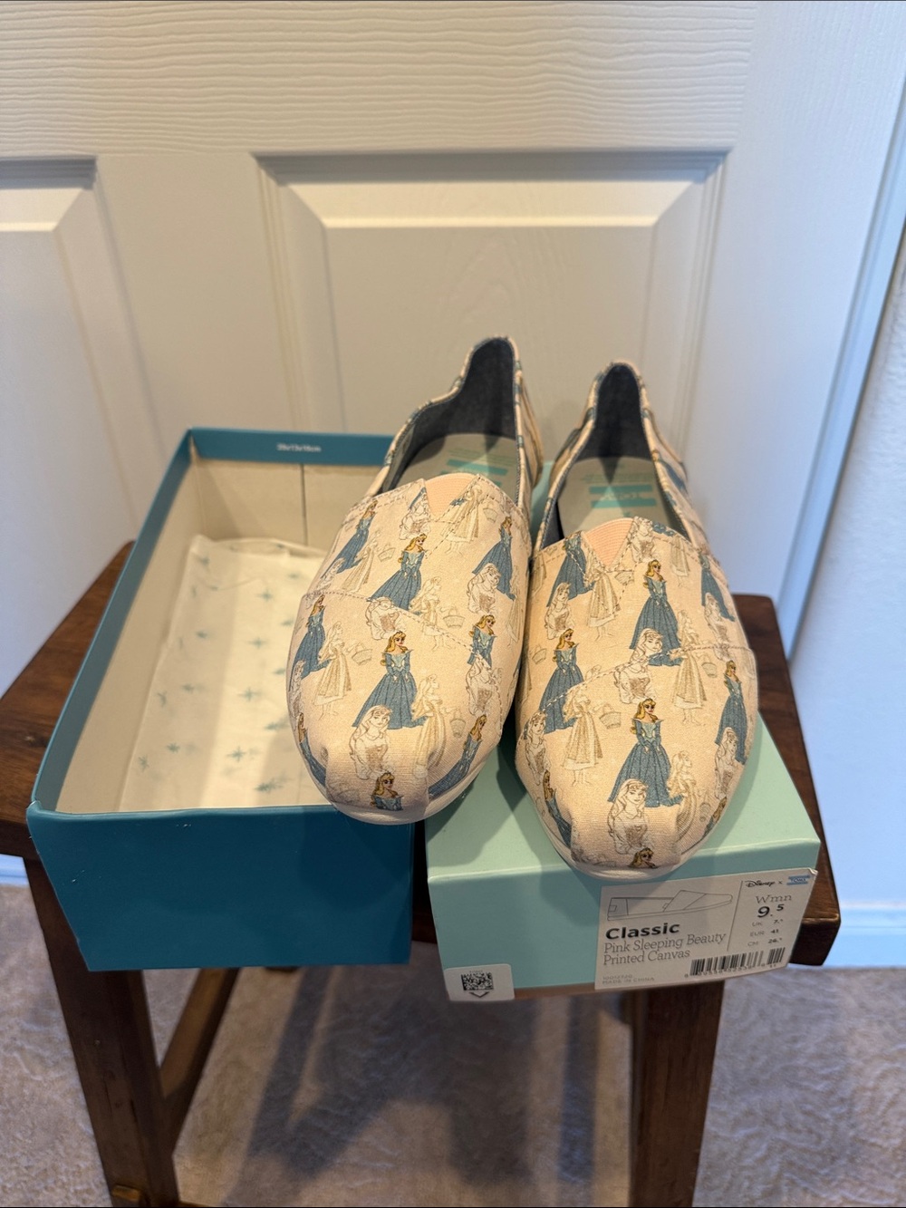 Toms x Disney Pink Sleeping Beauty Printed Canvas Shoes women’s size 9.5 NIB